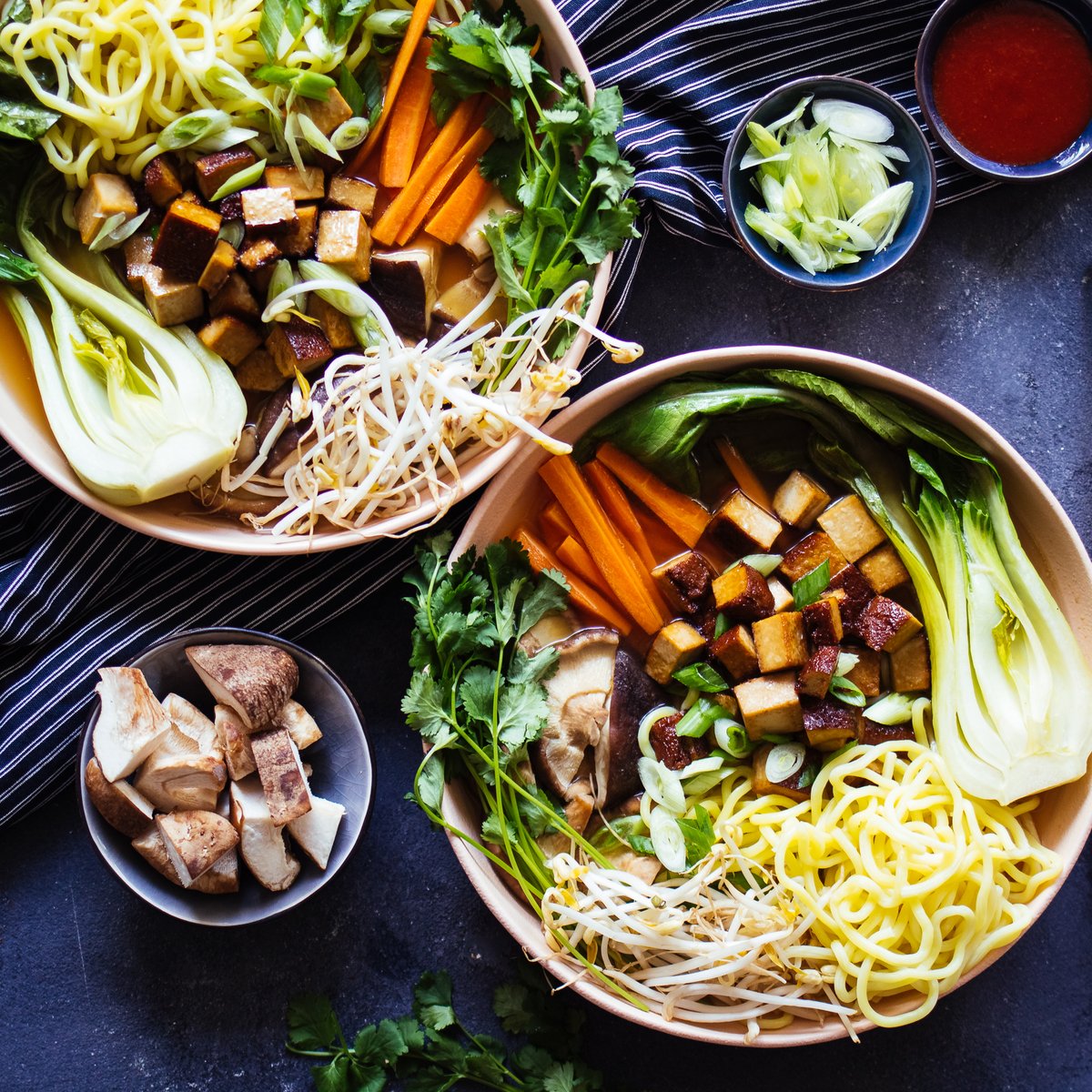 Vegane Miso-Ramen mit Räuchertofu