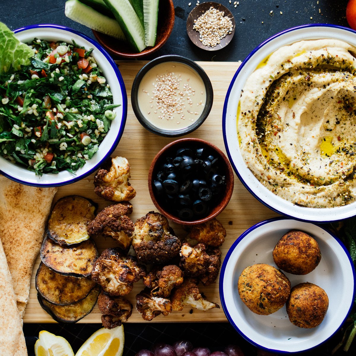 Vegane Hummus-Platte mit Falafel, Tabouleh & Makali