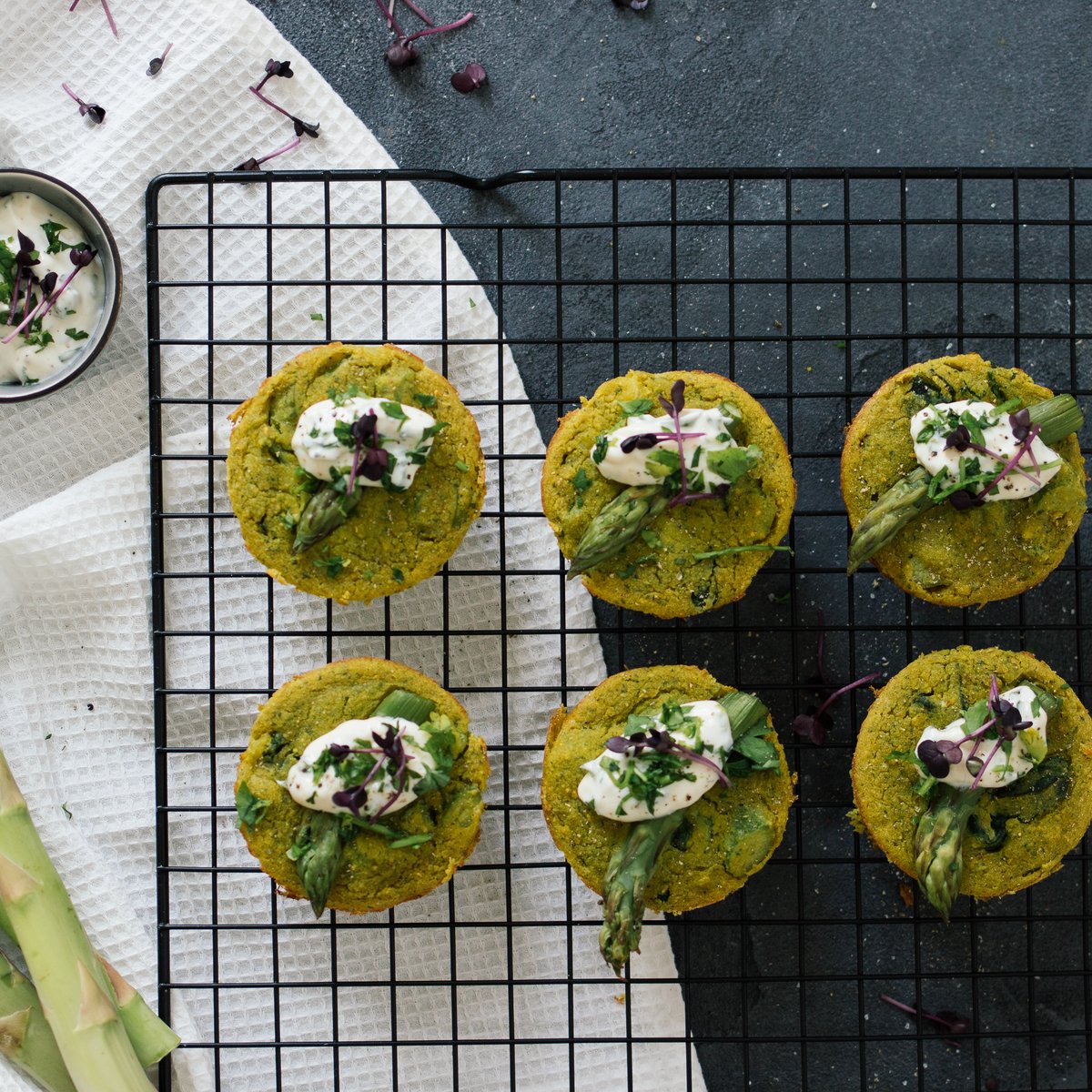 Vegane Mini-Frittatas mit grünem Spargel