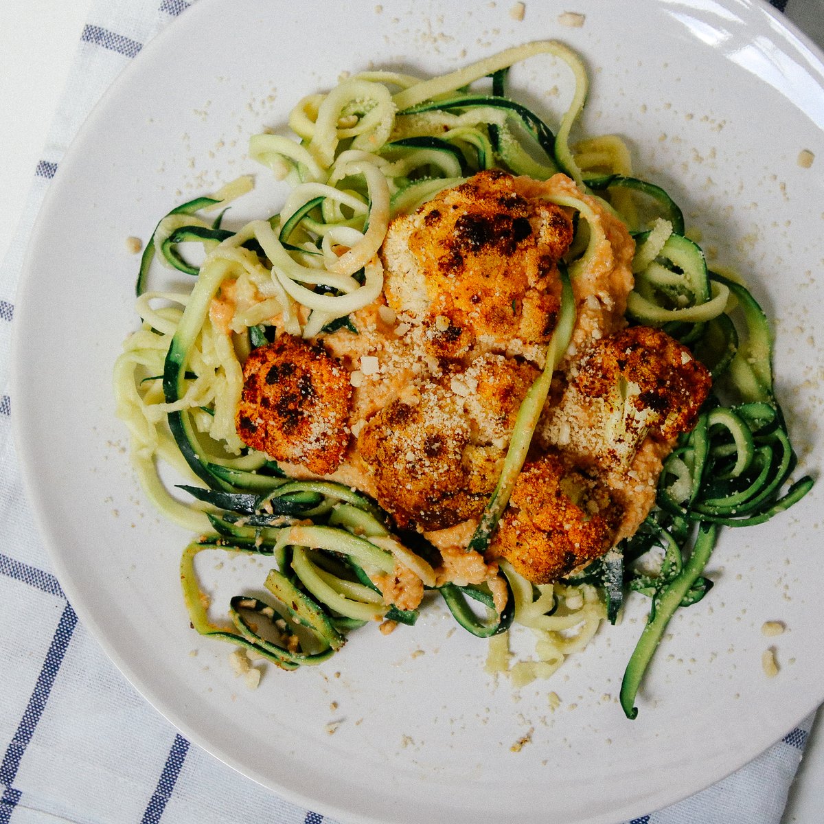 Zoodles mit Süßkartoffel-Cashew-Soße und gebackenem Blumenkohl