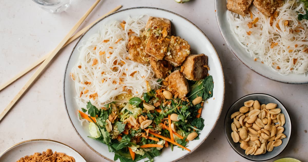 Vegan Rice Noodle Salad with Tofu and Lemongrass Dressing | Zucker&Jagdwurst