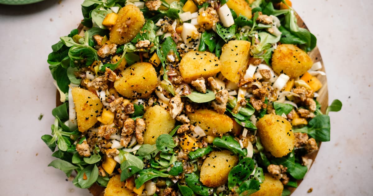 Chicory and Lamb's Lettuce Salad with Dumpling Croutons | Zucker&Jagdwurst