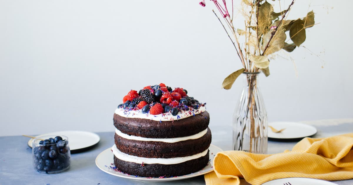 Simple, vegan chocolate cake with berries | Zucker&Jagdwurst