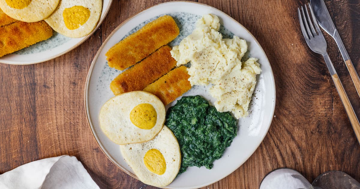 Mashed Potatoes with Creamed Spinach and Vegan Fried Eggs | Zucker&Jagdwurst