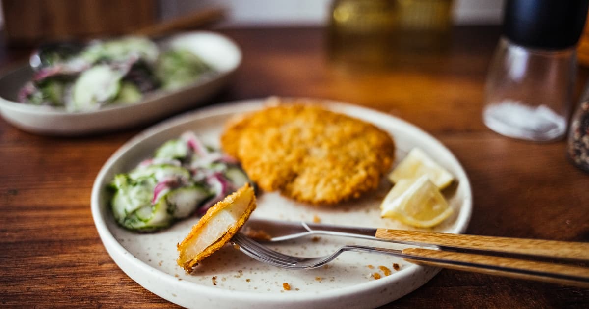 Vegan Kohlrabi „Schnitzel“ with Cucumber Salad | Recipe | Zucker&Jagdwurst