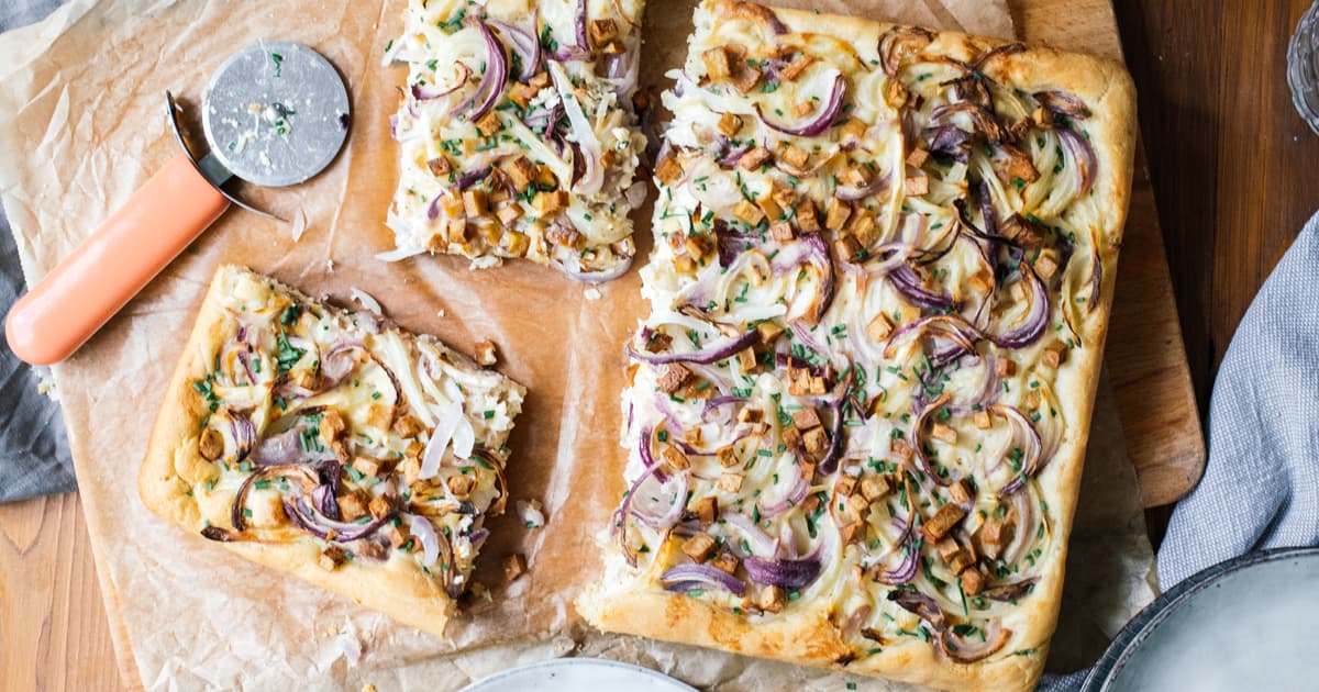 Vegan Sheetpan Onion Tart | Easy Recipe with Silken Tofu | Zucker&Jagdwurst