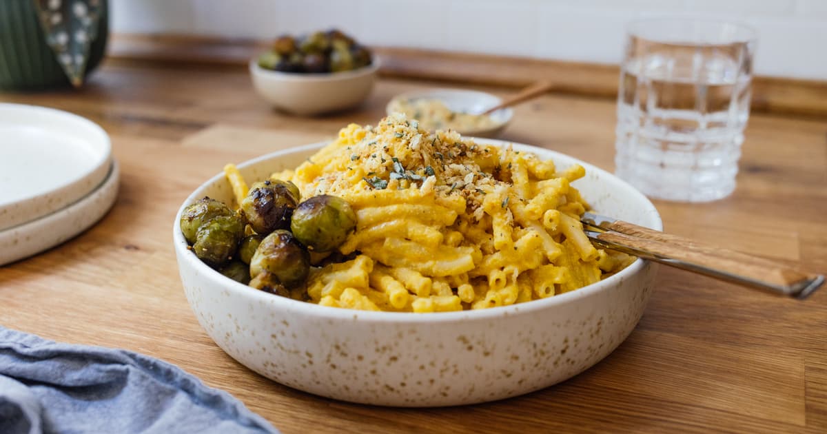 Vegan Pumpkin Mac'n'Cheese with Baked Brussels Sprouts | Zucker&Jagdwurst