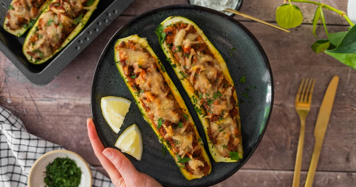 Vegan „minced meat“ Stuffed Zucchini Boats | vegan recipe | Zucker&Jagdwurst