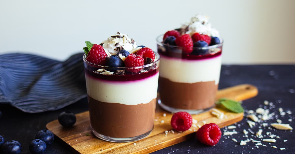Vegane dunkle & helle Schokoladenmousse aus nur 3 Zutaten