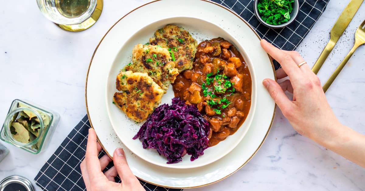 Vegan Goulash with Pan-fried Bread Dumplings & Red Cabbage | Zucker&Jagdwurst