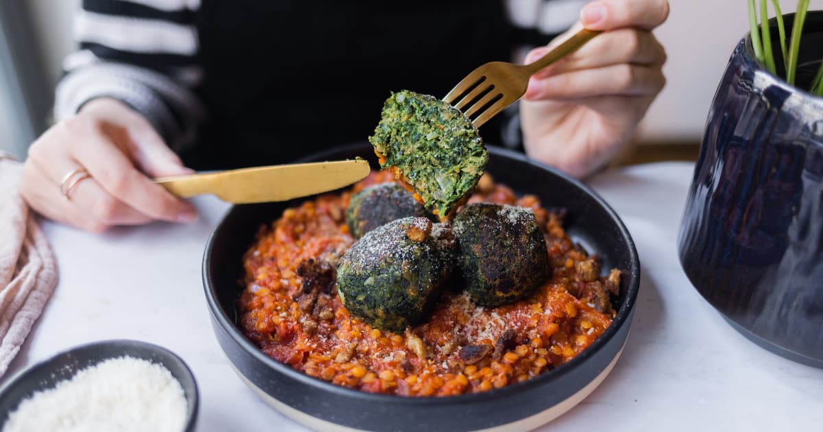 Vegan Spinach-Bread Dumplings with Tomato-Lentil Sauce | Zucker&Jagdwurst