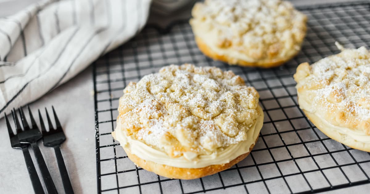 Vegan Crumble Buns with Custard Filling | Recipe | Zucker&Jagdwurst
