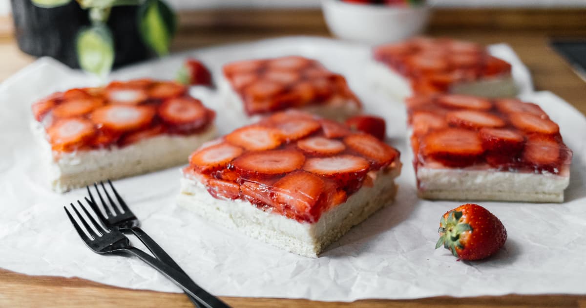 Vegan Strawberry Sheetpan Cake with Vanilla Cream | Recipe | Zucker&Jagdwurst