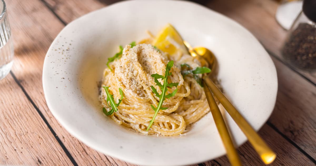 Vegan Cacio e pepe | Spaghetti with vegan Parmesan Cheese | Zucker&Jagdwurst
