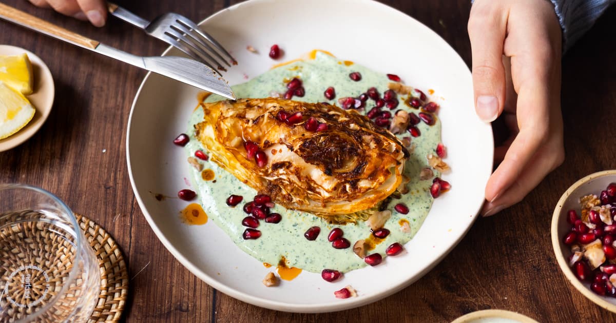 Baked cabbage with herb yogurt & walnut-pomegranate topping | Zucker&Jagdwurst