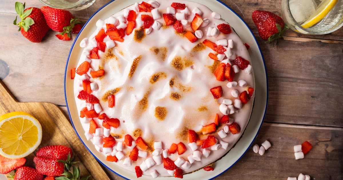 Vegan Strawberry Cheesecake with Marshmallow Cream | Recipe | Zucker&Jagdwurst