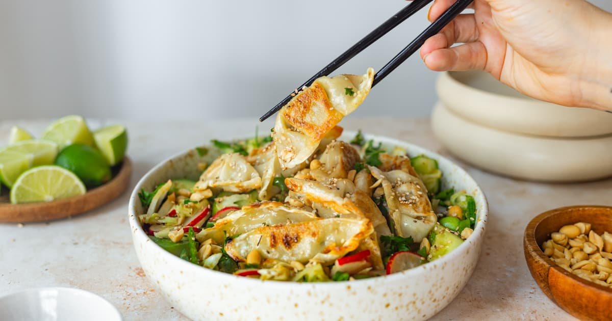 Crispy Dumpling Salad with Curry Dressing | 30 Minute Recipe | Zucker&Jagdwurst