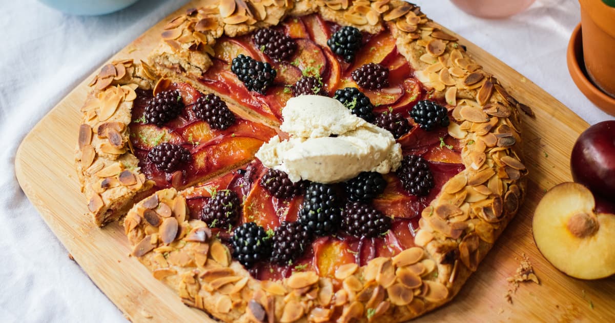 Vegan Galette With Nectarines, Plums & Blackberries | Recipe | Zucker&Jagdwurst