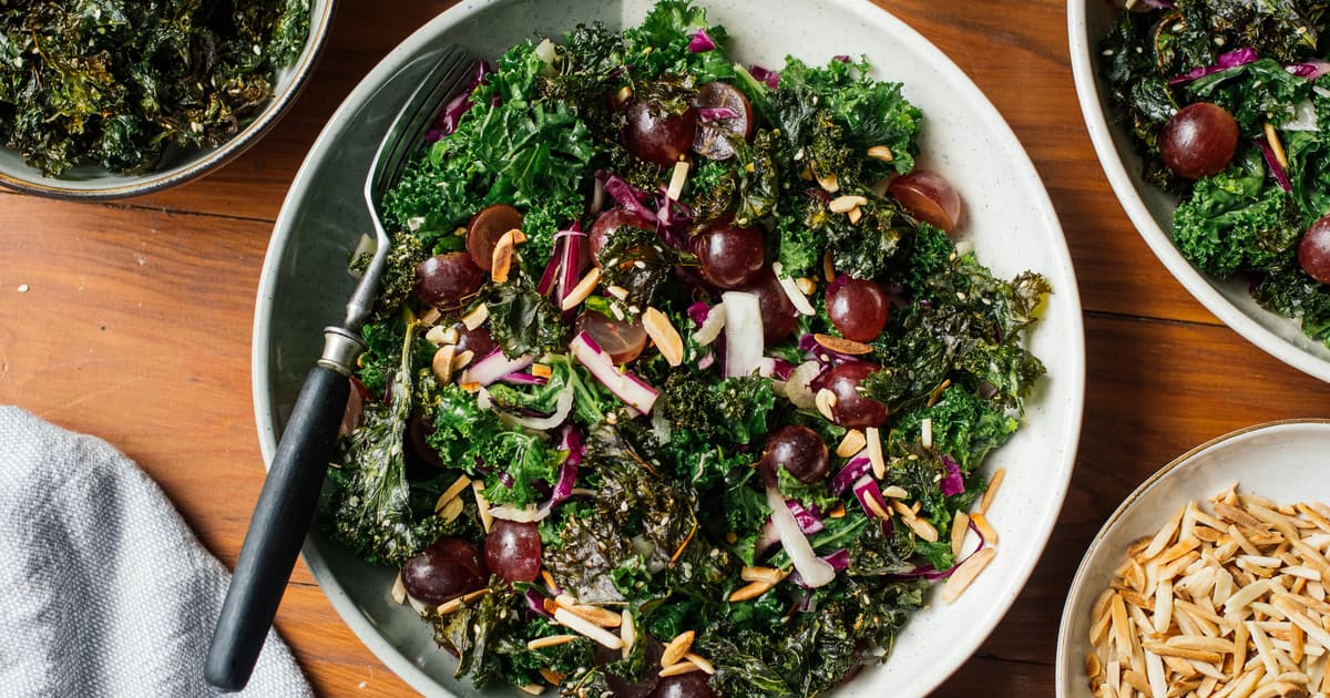 Vegan Kale Salad with Sesame Dressing and Crispy Kale Chips | Zucker&Jagdwurst