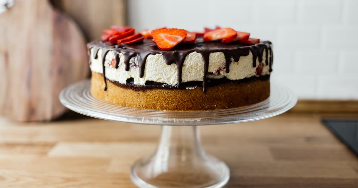 Vegan Pound Cake with Vanilla Pudding & Strawberries | Zucker&Jagdwurst