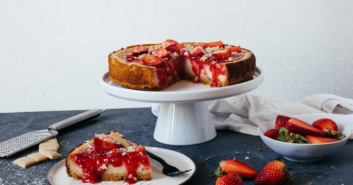 Vegan Cheesecake with strawberries & white chocolate | Zucker&Jagdwurst
