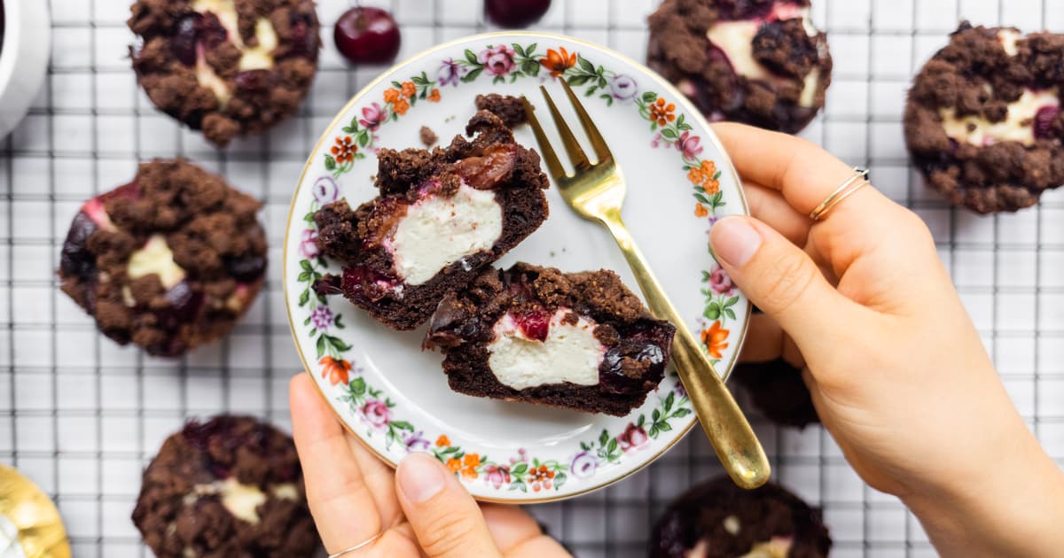 Vegan Chocolate-Cherry Muffins with Cheesecake Filling | Zucker&Jagdwurst