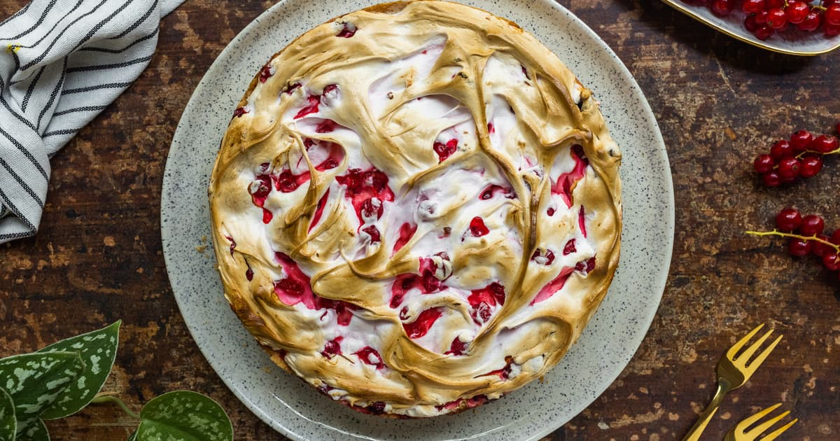Vegan Red Currant Meringue Cake | Recipe with Aquafaba | Zucker&Jagdwurst