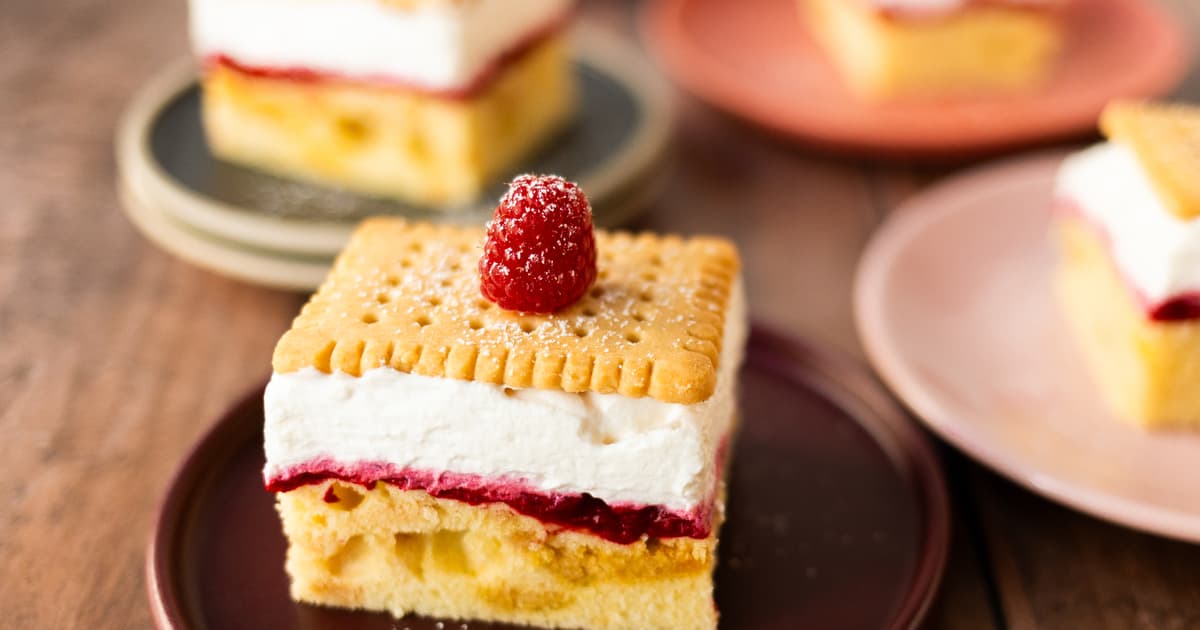 Creamy Vegan Raspberry Shortbread Cake | Zucker&Jagdwurst