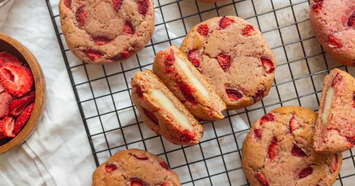 Simple Strawberry Cookies With Vegan Cream Cheese Filling | Zucker&Jagdwurst