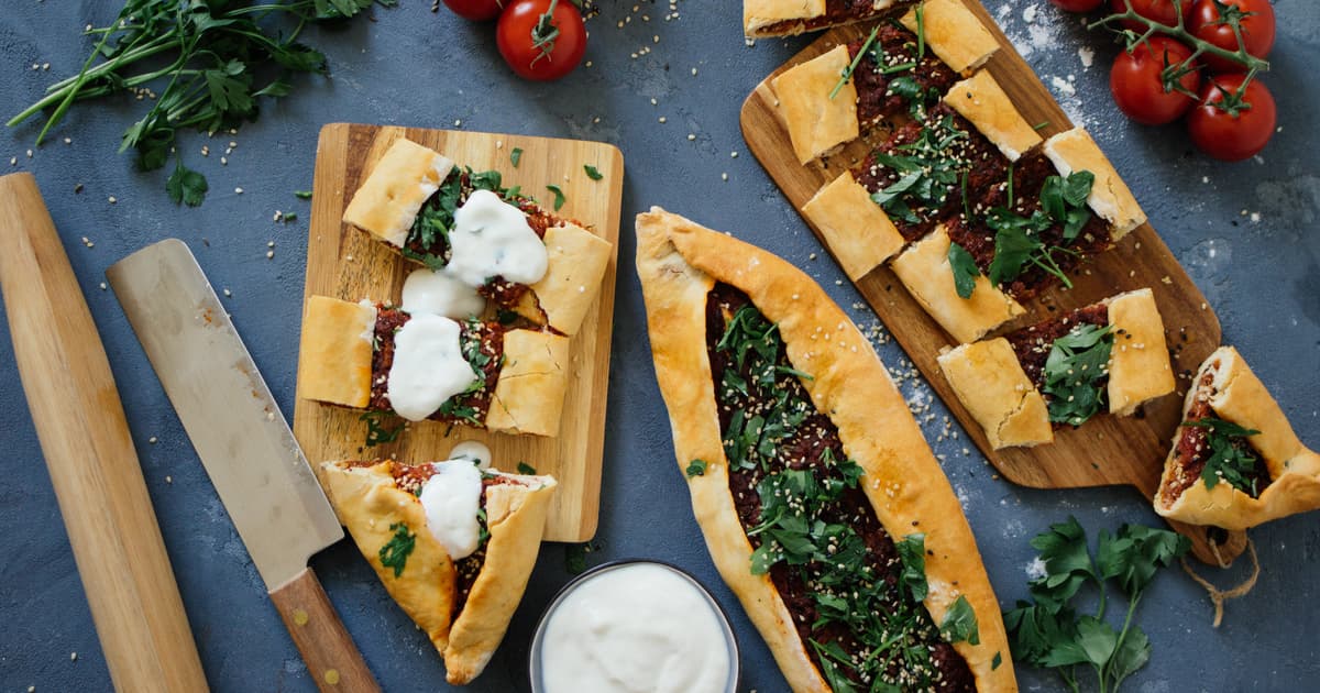 Vegan Pide with Minced Meat & Tomatoes (Turkish Flatbread) | Zucker&Jagdwurst