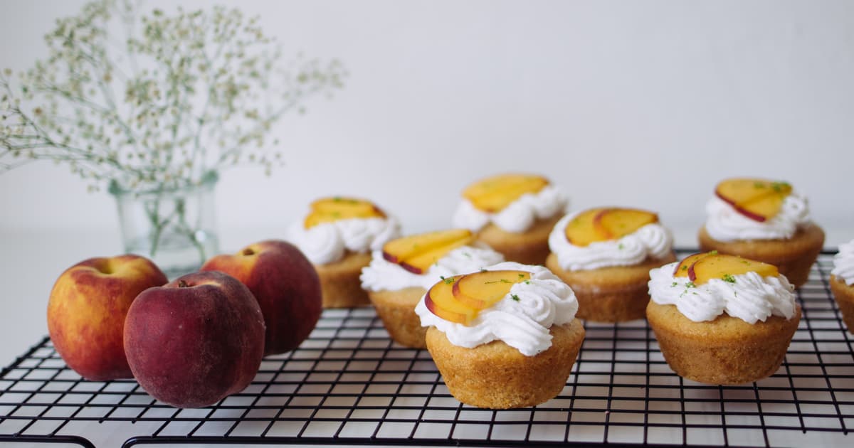 Vegan Stuffed Peach Cupcakes | Vegan Recipe | Zucker&Jagdwurst