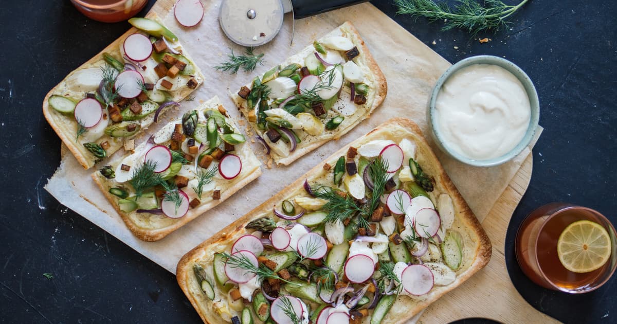 Vegan Tarte Flambée with Asparagus | Quick & Simple | Recipe | Zucker&Jagdwurst