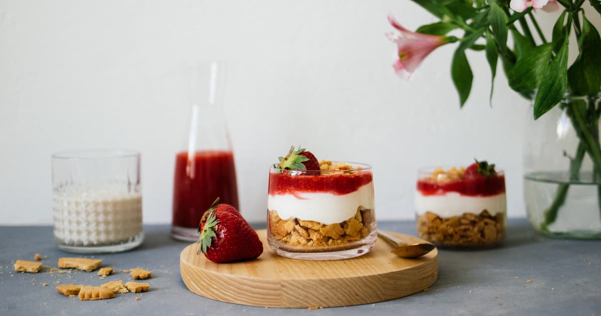 Vegan strawberry cheesecake in a jar | Recipe | Without Eggs | Zucker&Jagdwurst