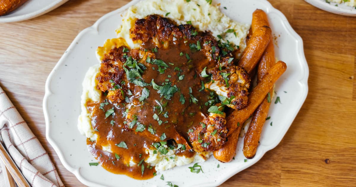 Baked Cauliflower with Mashed Potatoes and Vegan Gravy | Zucker&Jagdwurst