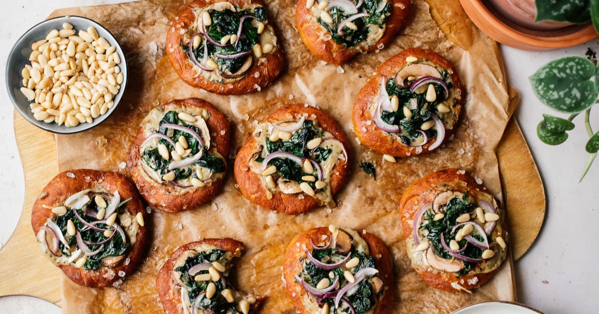 Vegan Mini Pretzel Pizza with Spinach | Recipe | Zucker&Jagdwurst