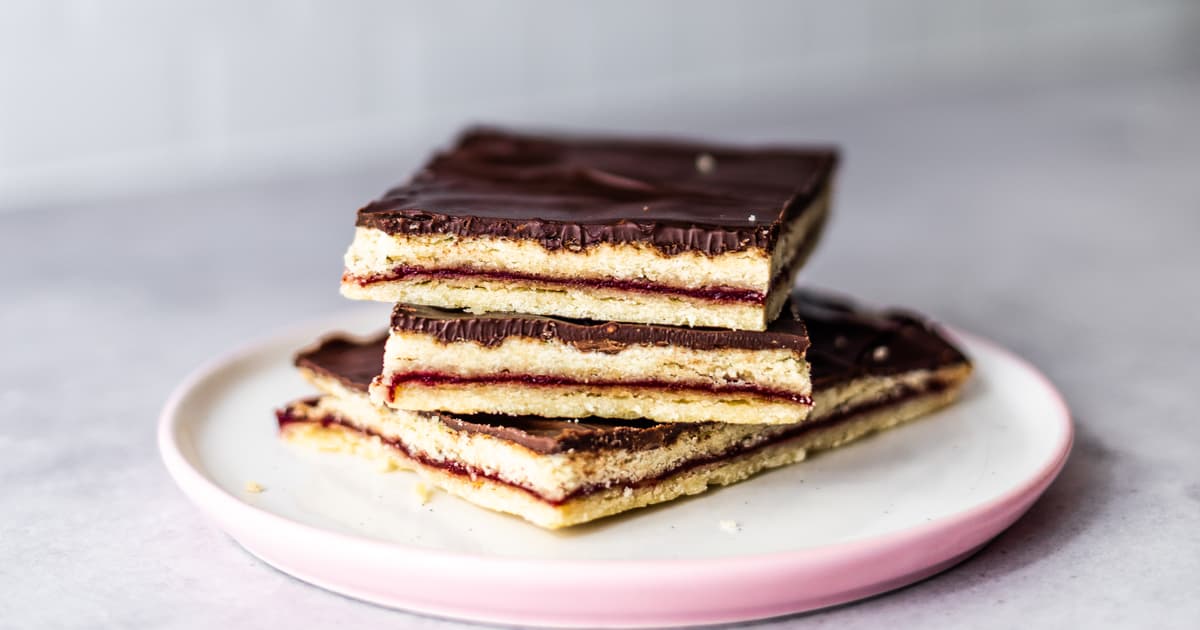 Quick Chocolate and Cherry Sandwich Cookies | Vegan Recipe | Zucker&Jagdwurst