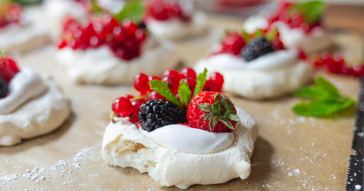Vegan Pavlova: Crispy Meringue Dessert without Eggs! | Zucker&Jagdwurst