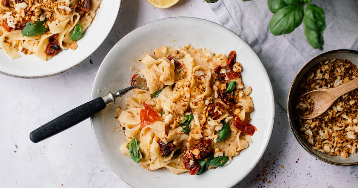 Pasta with Creamy White Bean Sauce and Breadcrumb Topping | Zucker&Jagdwurst