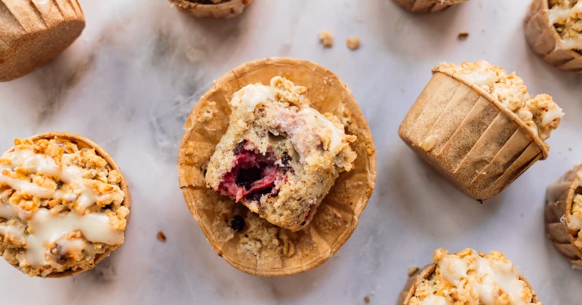 Vegan Raspberry Muffins with Cream Filling and Oat Crumbles | Zucker&Jagdwurst