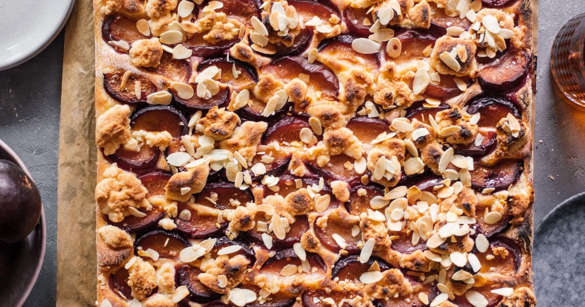 Vegan Sheetpan Plum Cake with Crumble Topping | Recipe | Zucker&Jagdwurst
