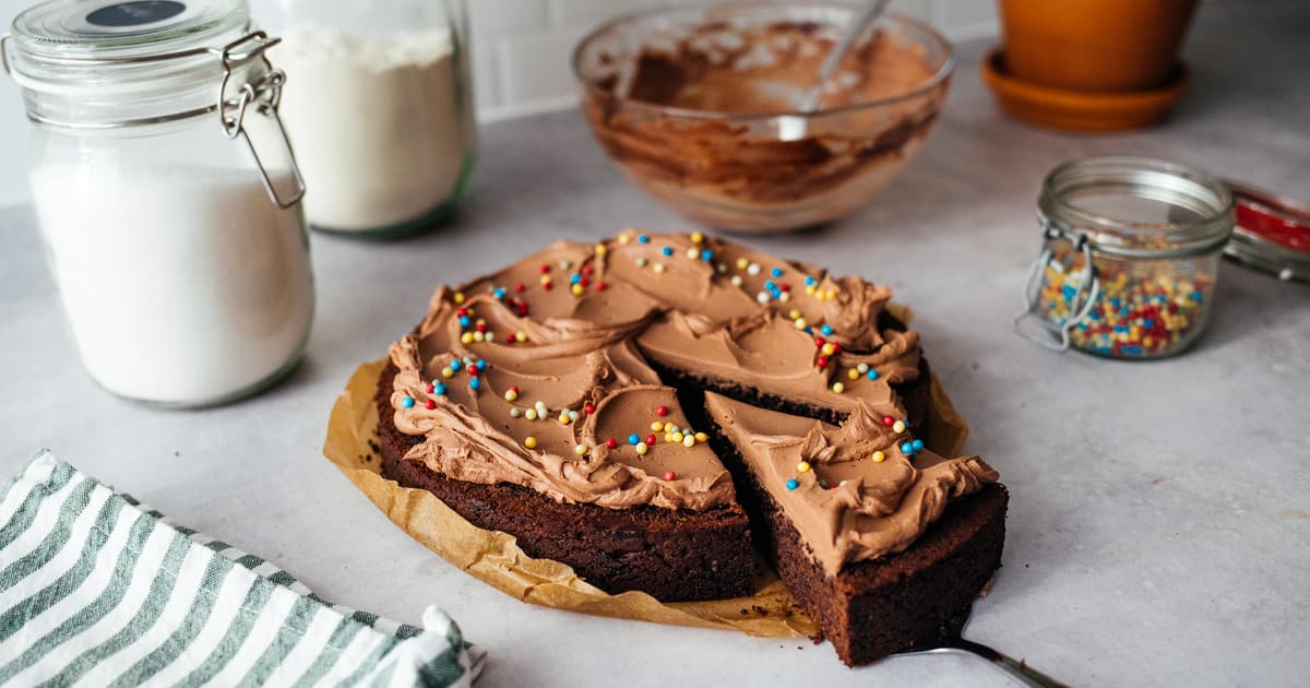 Vegan Chocolate Cake with Cream Cheese Frosting | Easy Recipe | Zucker&Jagdwurst