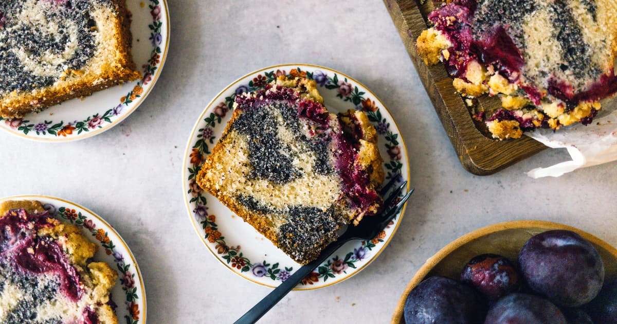 Vegan Poppyseed and Plum Marble Cake with Crumbles | Recipe | Zucker&Jagdwurst