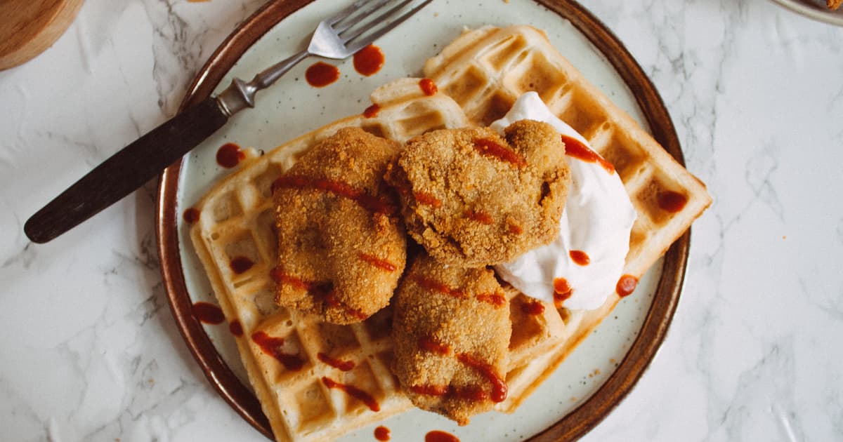 Vegan Chicken & Waffles with hot sauce | Recipe | Zucker&Jagdwurst