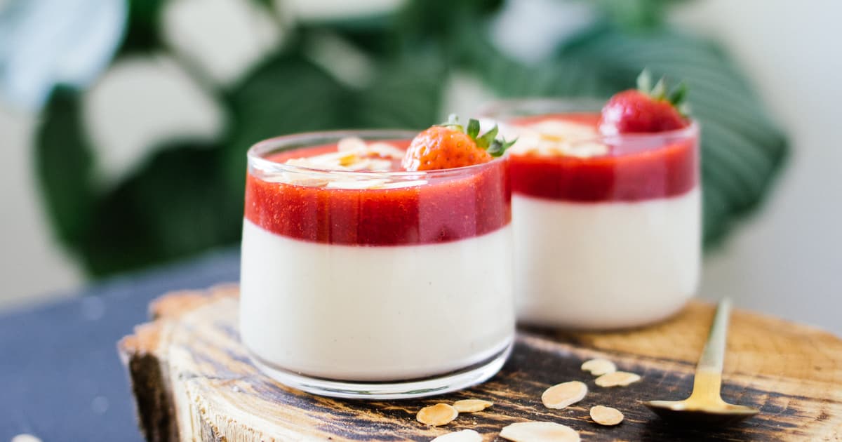 Vegan Coconut Panna Cotta with Strawberries | summer dessert | Zucker&Jagdwurst