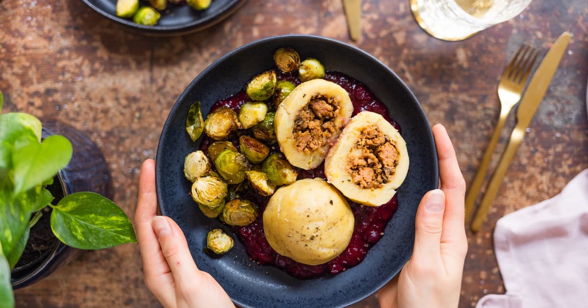 Stuffed Dumplings with Brussels Sprouts and Cranberry Sauce | Zucker&Jagdwurst