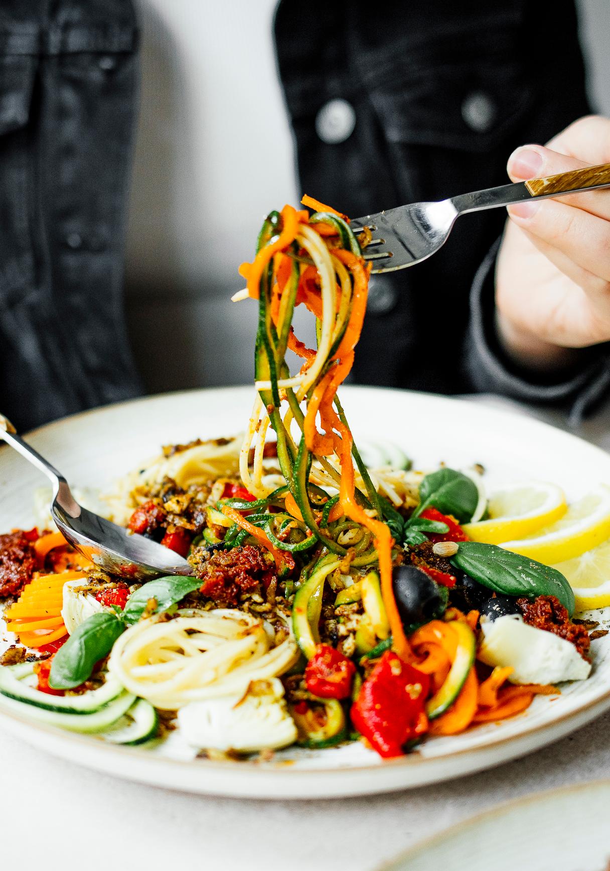 Zoodlesalat mit Shredded Tofu