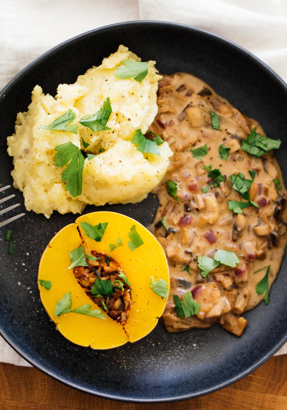 Gefüllter Butternut-Kürbis mit veganer Rahmsoße & Kartoffelbrei