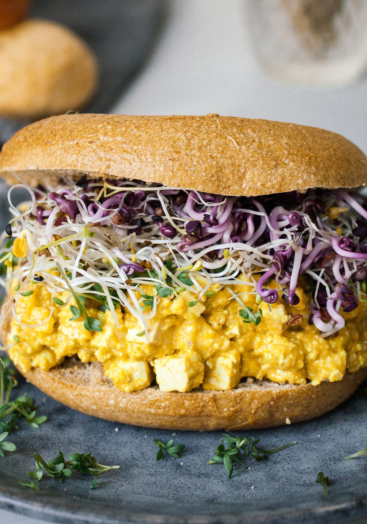 Frühstücksbagel mit veganem Avocado-„Eiersalat“