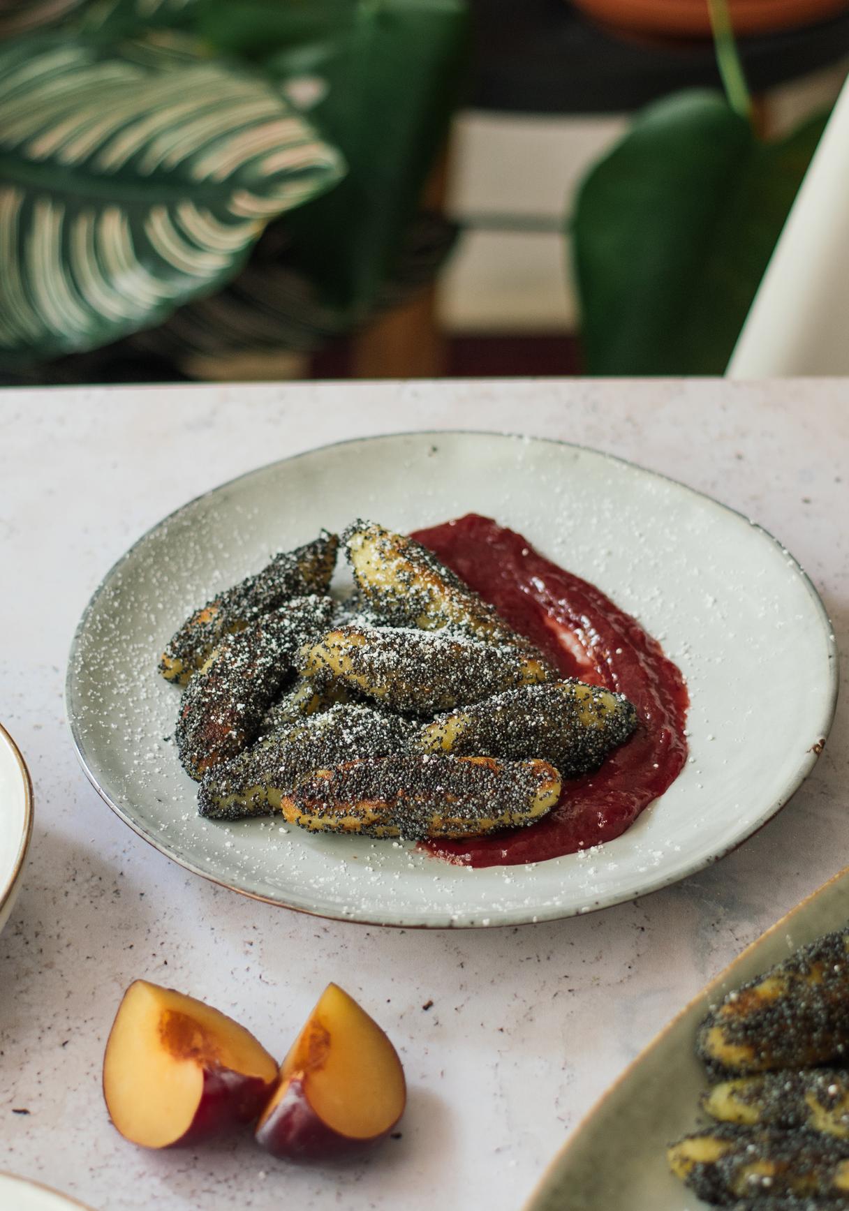 Vegane Mohn-Schupfnudeln mit Pflaumensauce