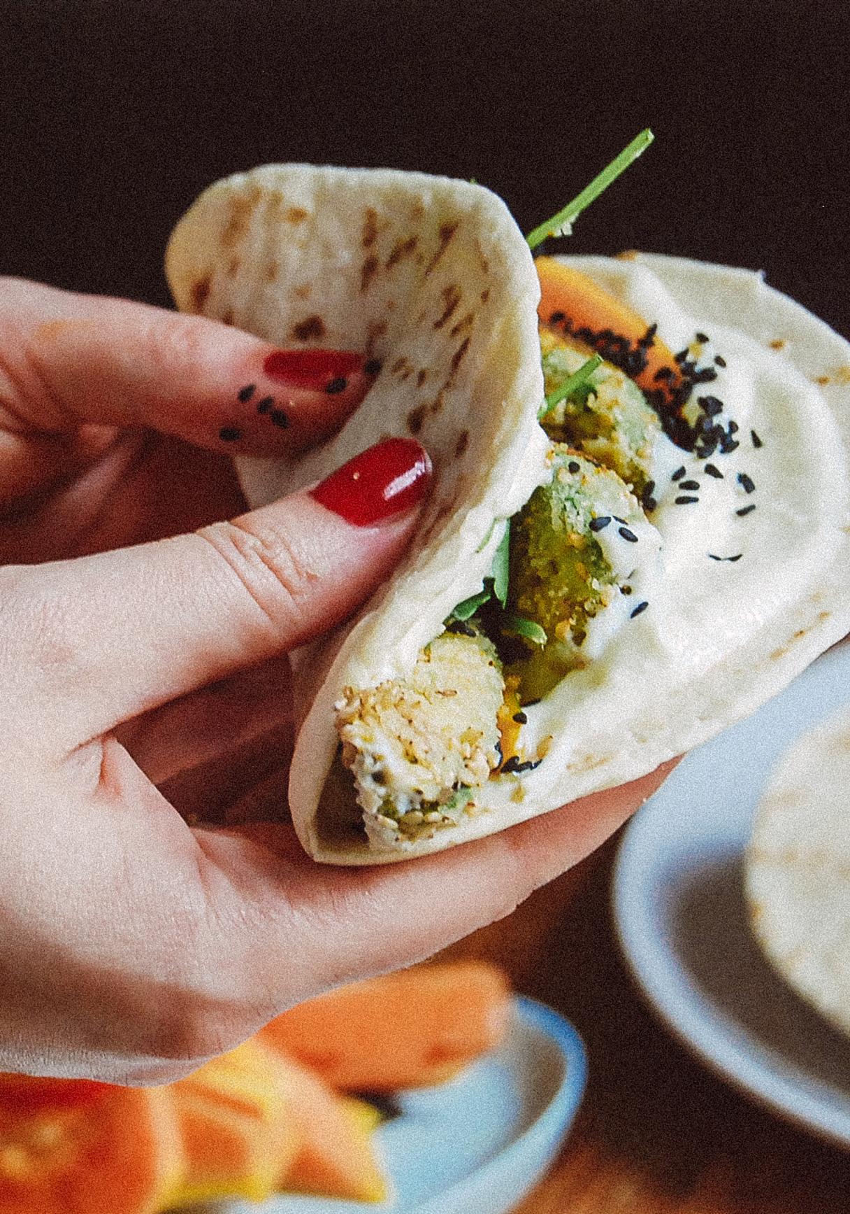 Taco mit gebackener Avocado & Limetten-Dip